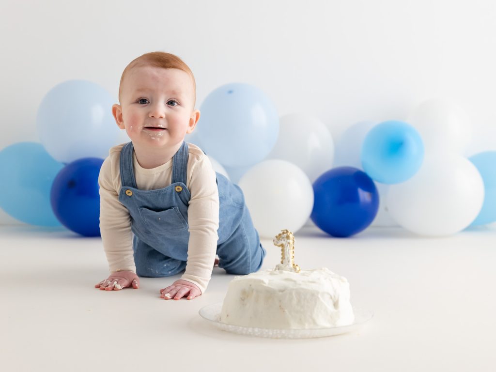 portrait d'un bébé acex un gateau d'anniversaire