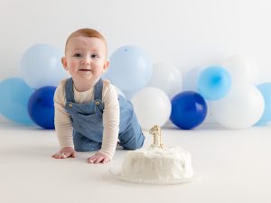 portrait d'un bébé acex un gateau d'anniversaire