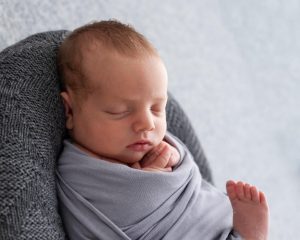portrait d'un bébé de 10 jours emmailloté